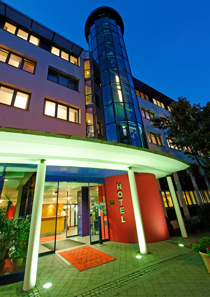 Das Hotel Carat bei Nacht